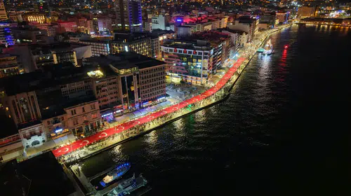 İzmir, 104. Kurtuluş Yıldönümünü Fener Alayı ile Coşkuyla Kutladı
