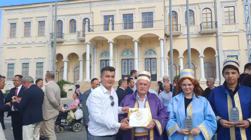 Osman Özaşcı, Yılın Ahisi Hasan Öter'e Ahilik Haftası'nda Plaket Verdi