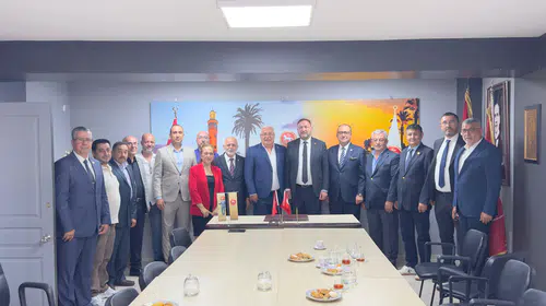 CHP İzmir Başkanı Gümrükçü'den Demokrat Parti'ye Nezaket Ziyareti