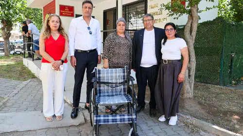 Plastik Kapaklar ile Engelli Çocuğa Tekerlekli Sandalye Desteği