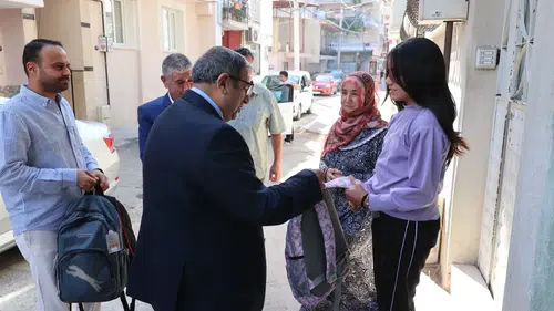Buca Belediyesi'nden Öğrencilere Kırtasiye ve Çanta Desteği