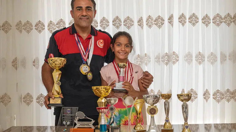 Hayat kurtaran baba, kızını kortlarda şampiyonluğa hazırlıyor