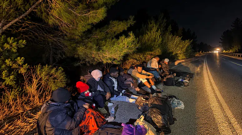 İzmir-Çeşme Otoyolu'nda 16 Düzensiz Göçmen Yakalandı