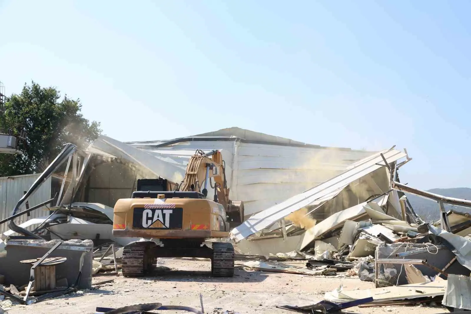Nilüfer’de kaçak yapılaşmaya geçit yok: 600 metrekarelik dev tesis yerle bir edildi