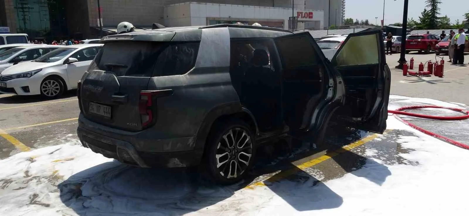 Malatya'da alışveriş merkezi otoparkında korkutan araç yangını
