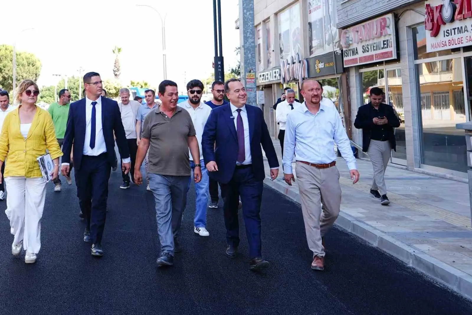 Saruhanlı’nın ana arterinde asfalt seferberliği: Modern dokunuşlarla çehre değişiyor