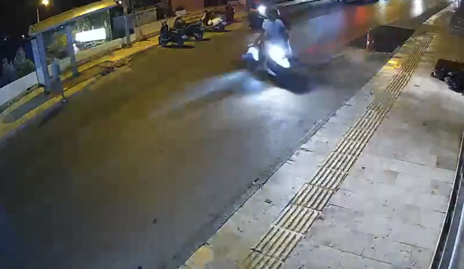 Bodrum'da motosikletlerin çarpışması güvenlik kamerasına böyle yansıdı