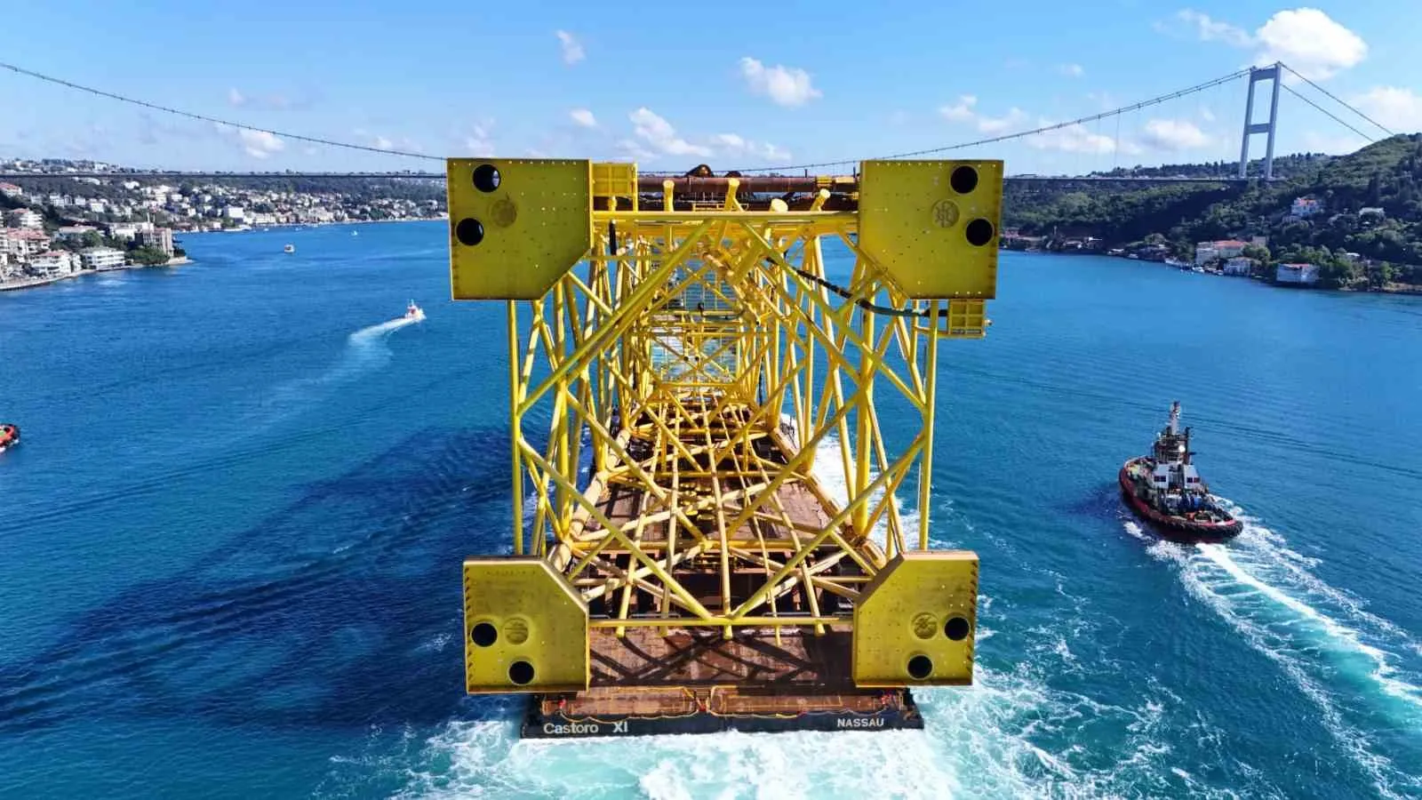 İstanbul Boğazı’nda dev geçiş: 350 metrelik dev yapı havadan görüntülendi