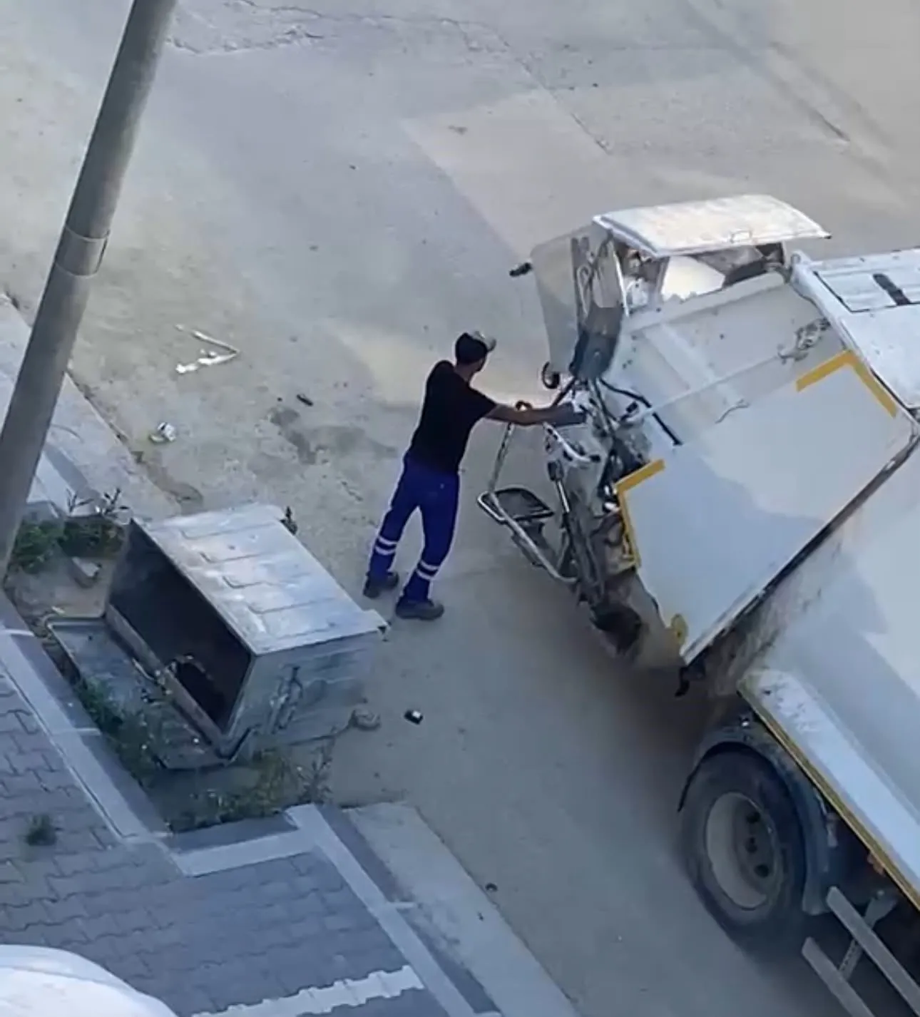 Edirne sokaklarında pes dedirten görüntü: Yan yatan çöp konteyneri bir haftadır kaldırılmadı