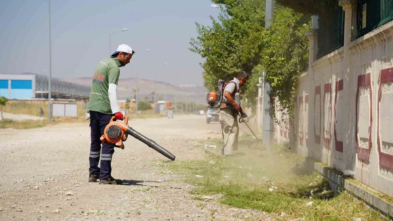 Karaali Mahallesi’nde estetik dokunuş: Yol kenarları ferahladı