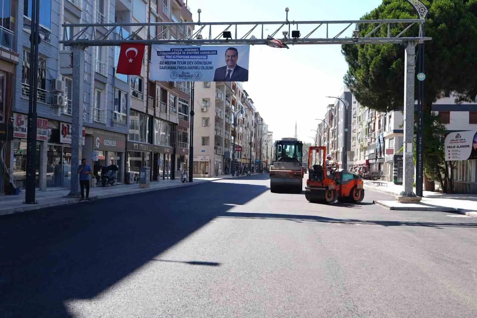 Saruhanlı’nın ana arterinde asfalt seferberliği: Modern dokunuşlarla çehre değişiyor