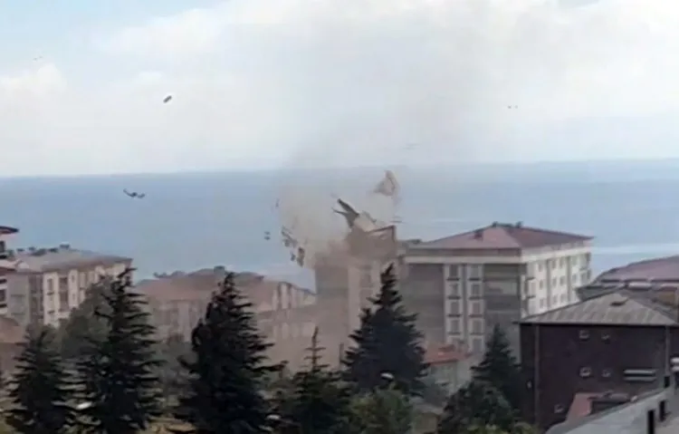 Ahlat’ta gökyüzü kabusa döndü: Şiddetli hortum binaların tepesini uçurdu