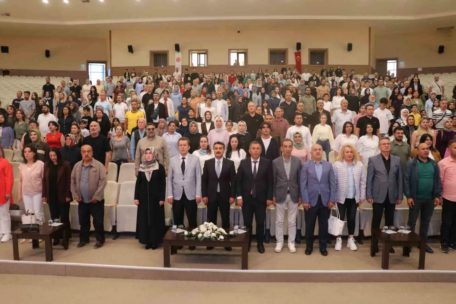 Toroslar’dan Kızılırmak’a uzanan kültürel köprü: Öğretmenler sahnede devleşti