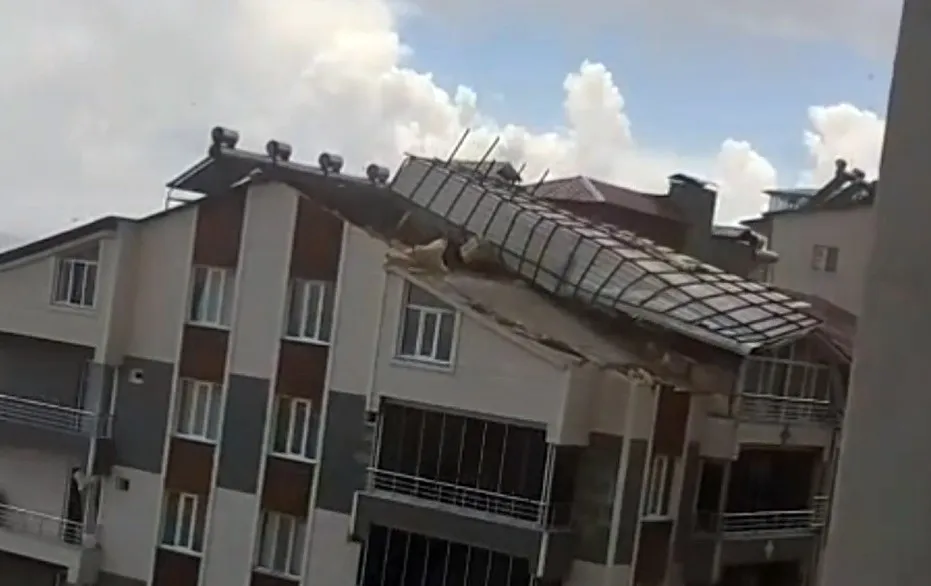Ahlat’ta gökyüzü kabusa döndü: Şiddetli hortum binaların tepesini uçurdu