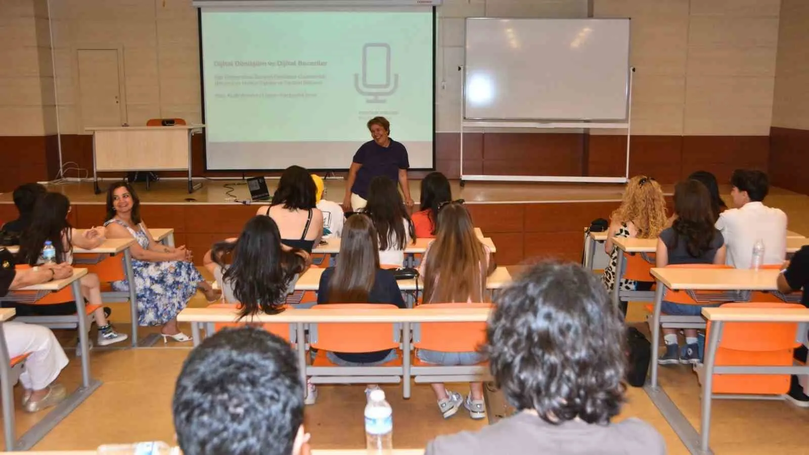 Dijital dünyada içerik üreticisi dönemi: Lise öğrencileri Ege Üniversitesi’nde mesleki yetkinlik kazanıyor