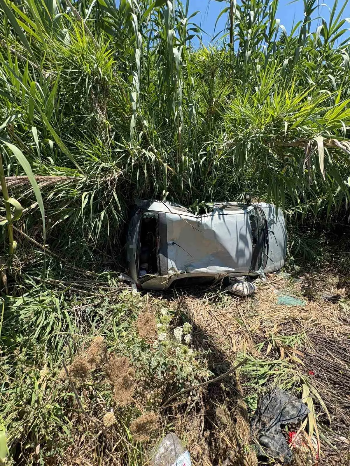 Alanya'da korkutan kaza: Kontrolden çıkan otomobil bahçeye uçtu