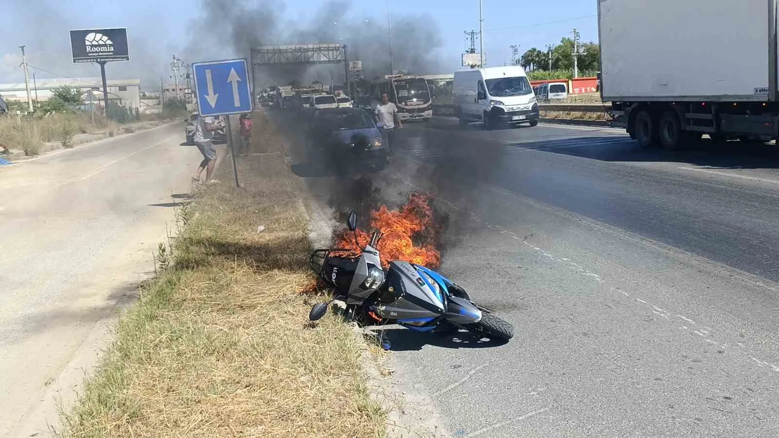Antalya yolunda vicdanları sızlatan anlar: Alevlere teslim olan motosikletini çaresizce izledi