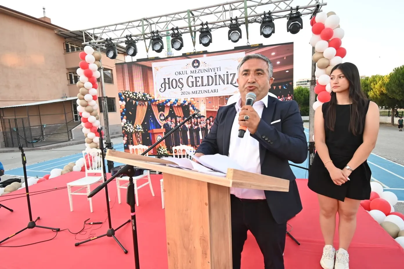 Mezuniyet kürsüsünde gözyaşları: 41 yıllık eğitim çınarı ve okul müdüründen duygusal veda