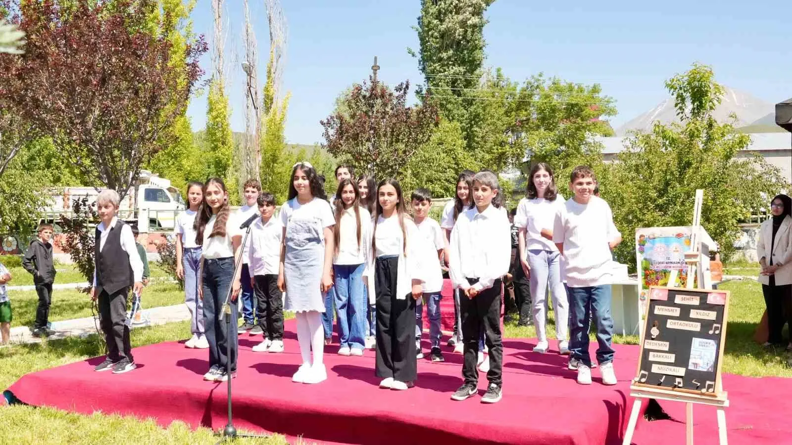 Eleşkirtli öğrencilerden edebiyata sanatsal dokunuş: Kitaplar sahnede hayat buldu