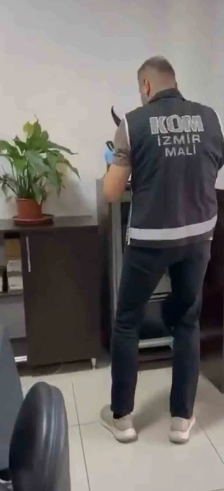 Rüşvet operasyonunda belediye koridorları hareketlendi: Makam odasında silah sürprizi