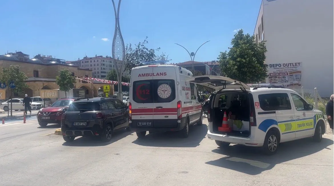 Çorum’da motosiklet dehşeti: Yolun karşısına geçmek isteyen yaya ağır yaralandı
