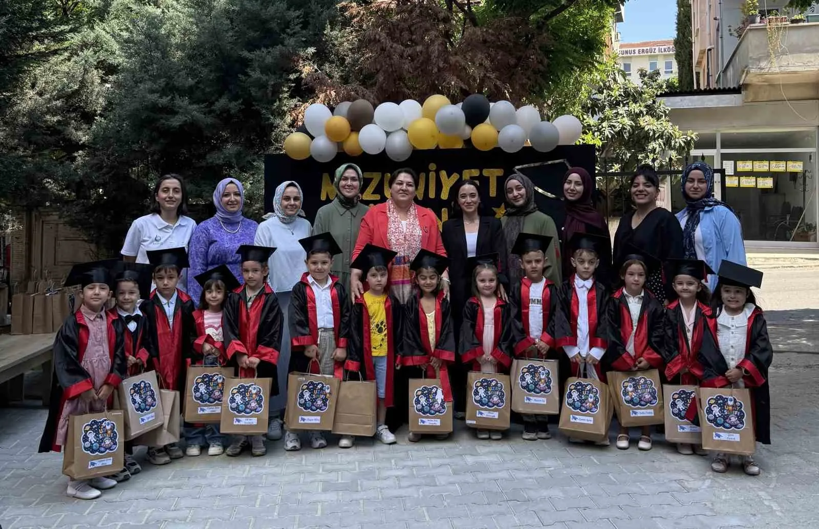 Çayırova'da karne sevinci: Minikler tatili coşkuyla karşıladı