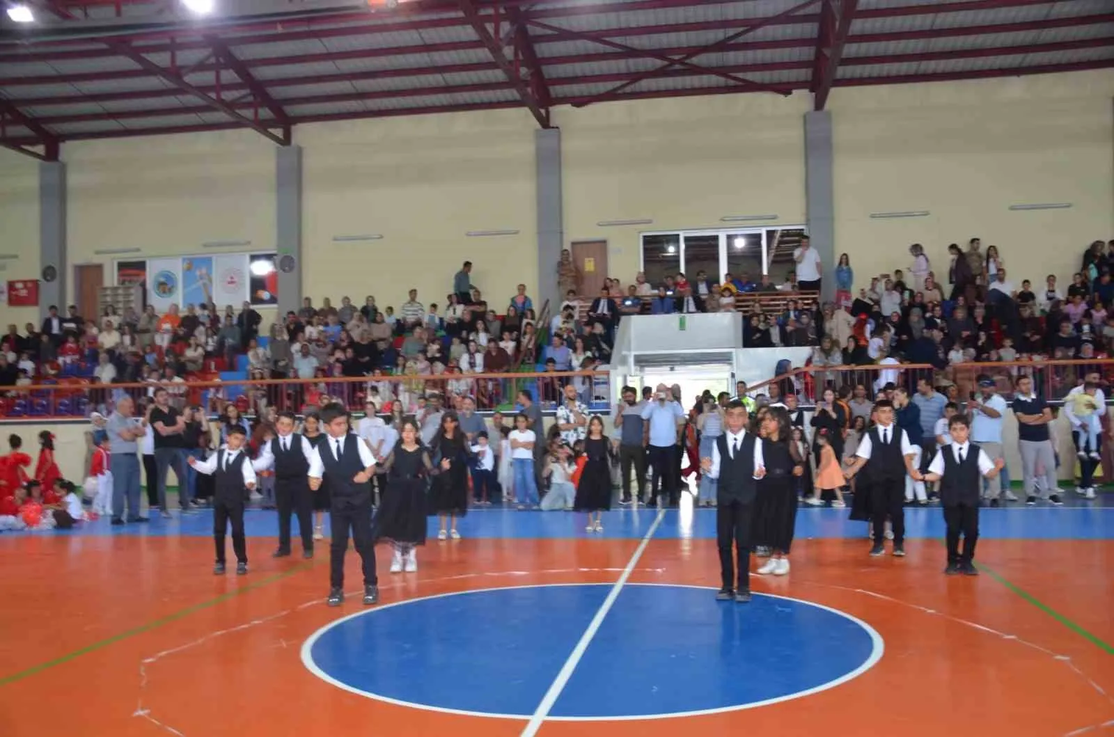 Miniklerin sahne heyecanı Tercan’ı sardı: Yıl sonu gösterileri nefes kesti