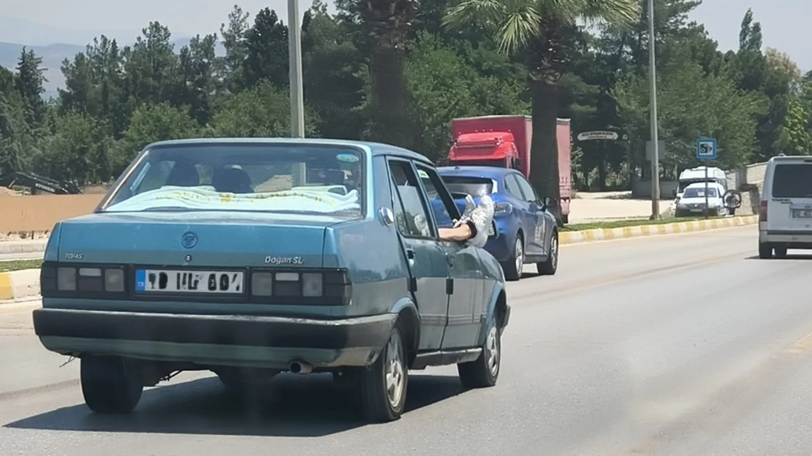 Denizli'de trafikte tehlikeli yolculuk: Ayaklarını camdan çıkardı, güvenliği hiçe saydı