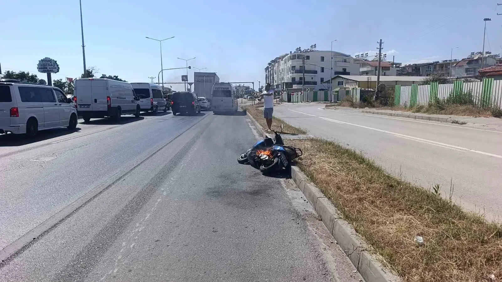 Antalya yolunda vicdanları sızlatan anlar: Alevlere teslim olan motosikletini çaresizce izledi