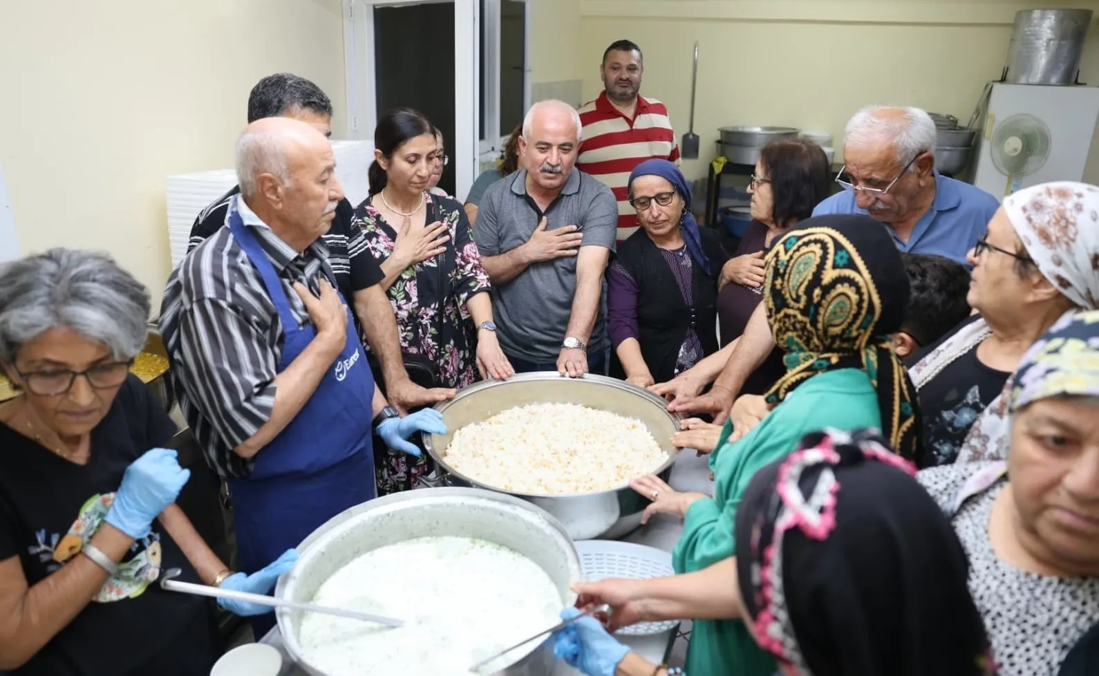 Manisa Cemevi’nde kardeşlik sofrası: Başkan Şimşek Muharrem ayının maneviyatını paylaştı