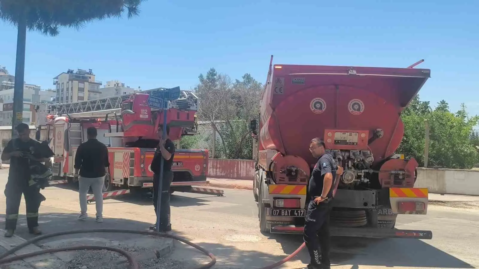 Antalya’da korku dolu anlar: Alevlerin arasından kurtulan kızına böyle sarıldı
