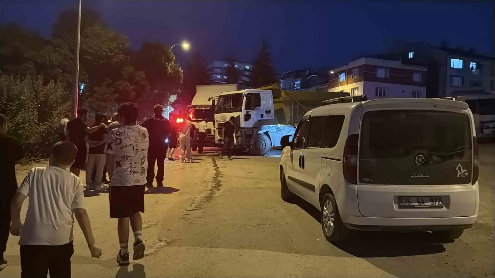 Eskişehir'de saniyelerle gelen mucize: Kontrolden çıkan kamyon çocuk parkını teğet geçti