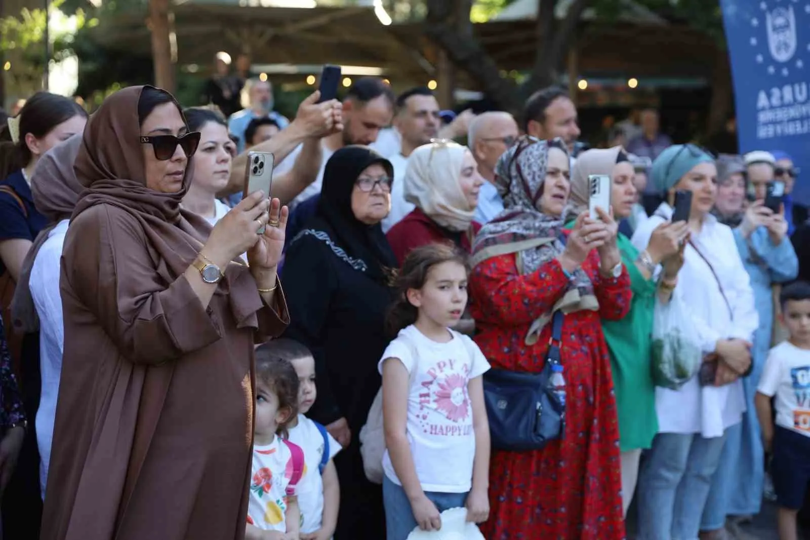 Bursa’nın kalbinde fetih coşkusu: Mehteran takımı tarihi meydanda yankılandı