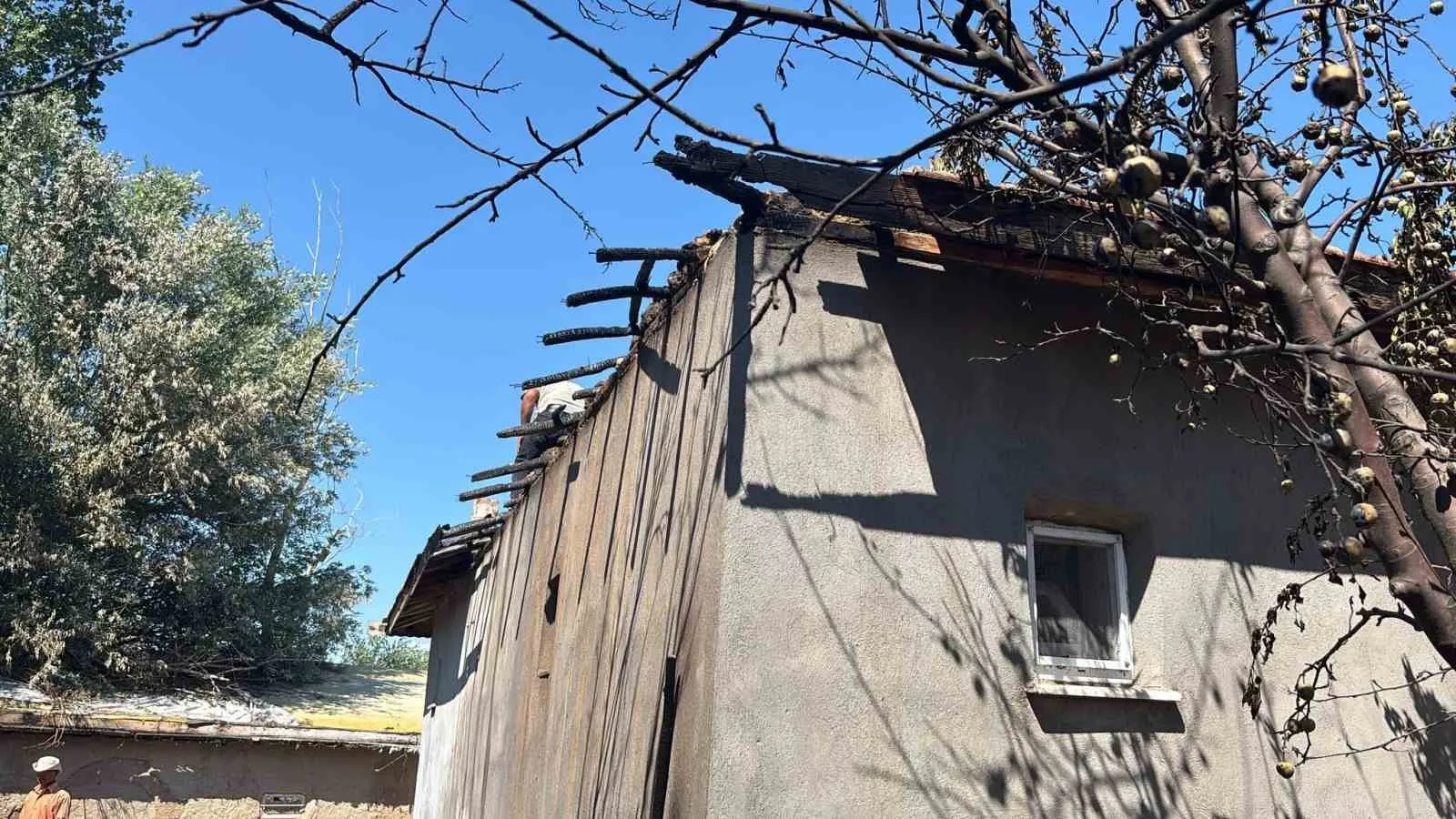 Eşmekaya’da korkutan yangın: Bahçeden sıçrayan alevler evi küle çevirdi
