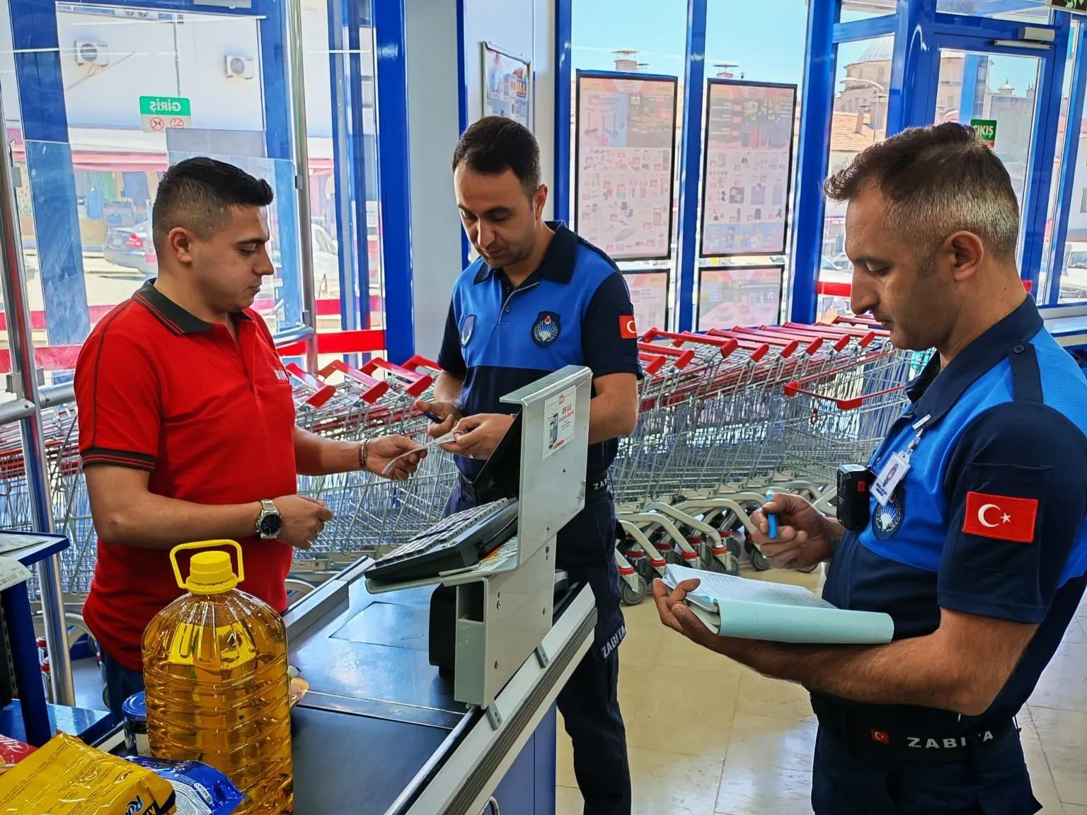 Tosya’da market raflarına sıkı takip: Zabıtadan kapsamlı denetim mesaisi