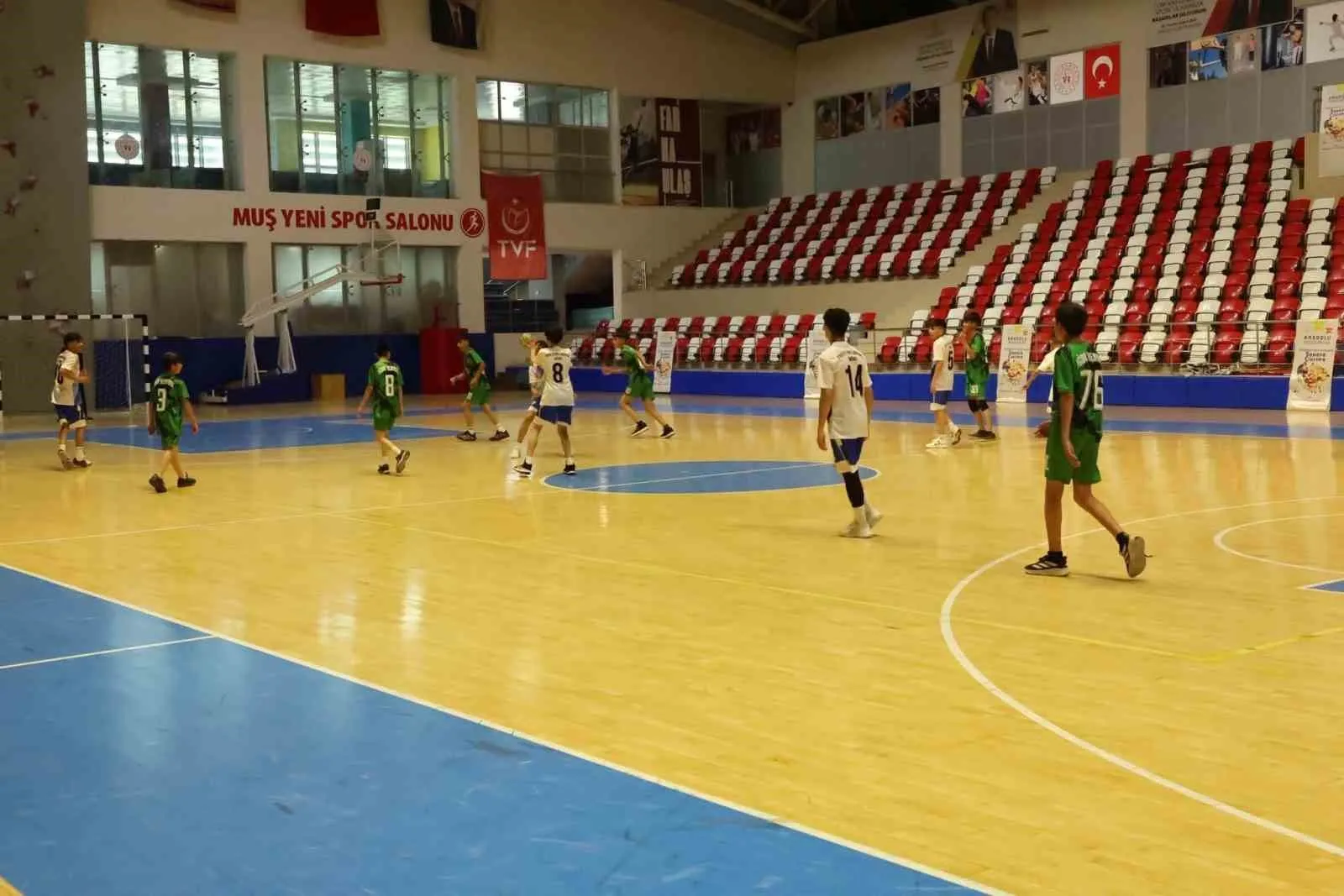 Geleceğin hentbol yıldızları sahaya indi: 310 sporcu ter döküyor