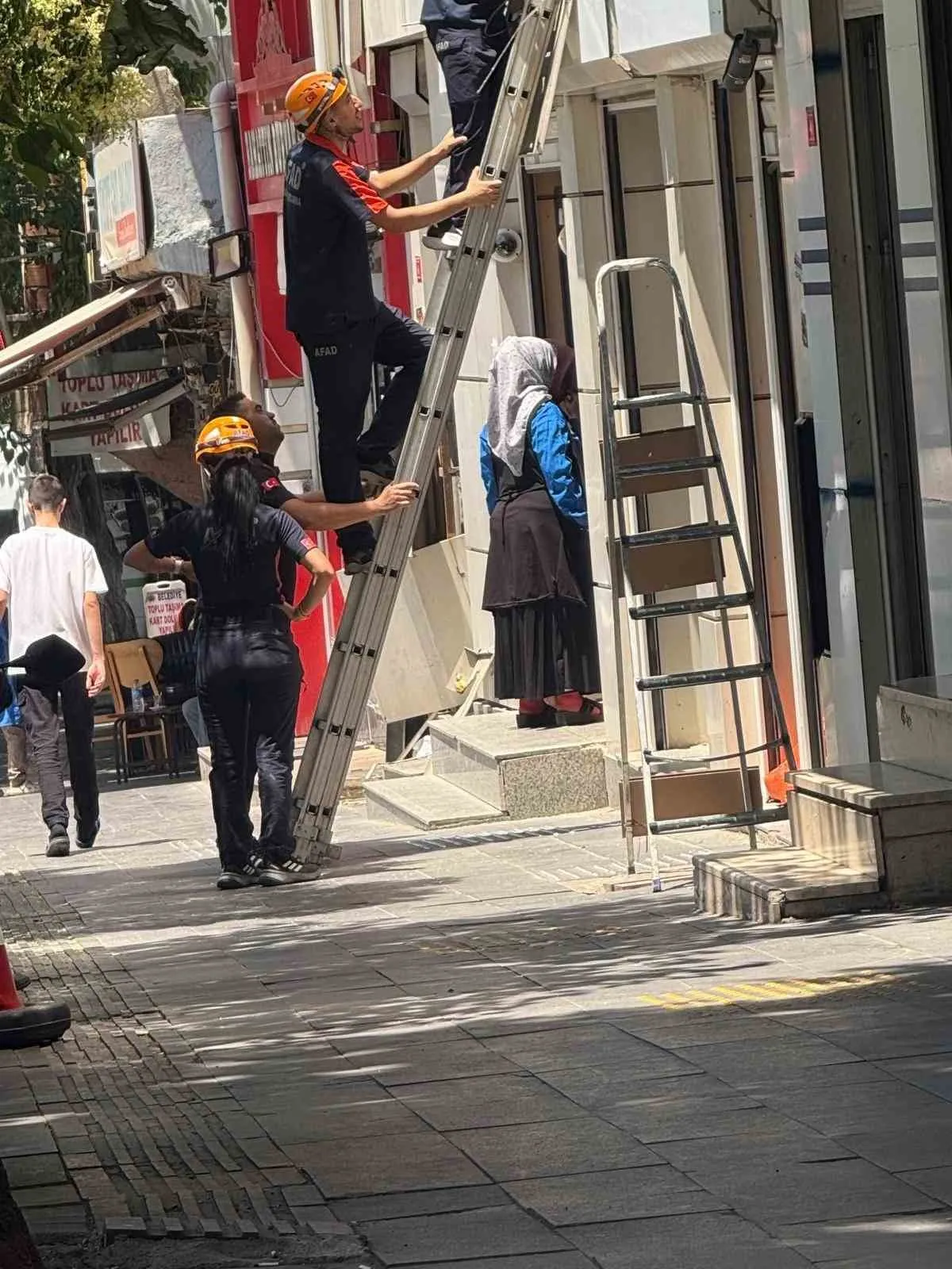 Reklam panosunda mahsur kalan minik cana AFAD eli uzandı