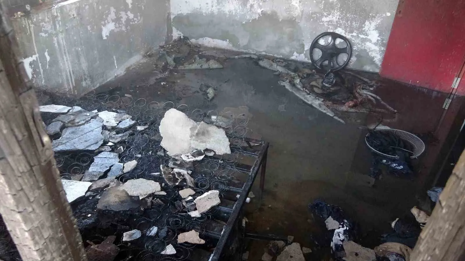 Antalya'da esrarengiz olay: Aynı sahibin iki evi dakikalar arayla küle döndü