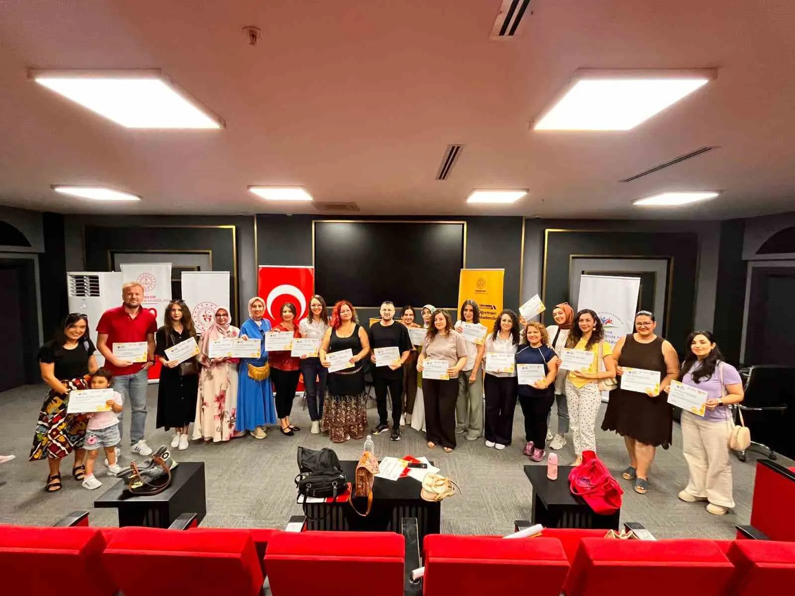 Balıkesir'de eğitimcilerin sanatla buluştuğu gece: Müzik Akademisi sezonu final yaptı