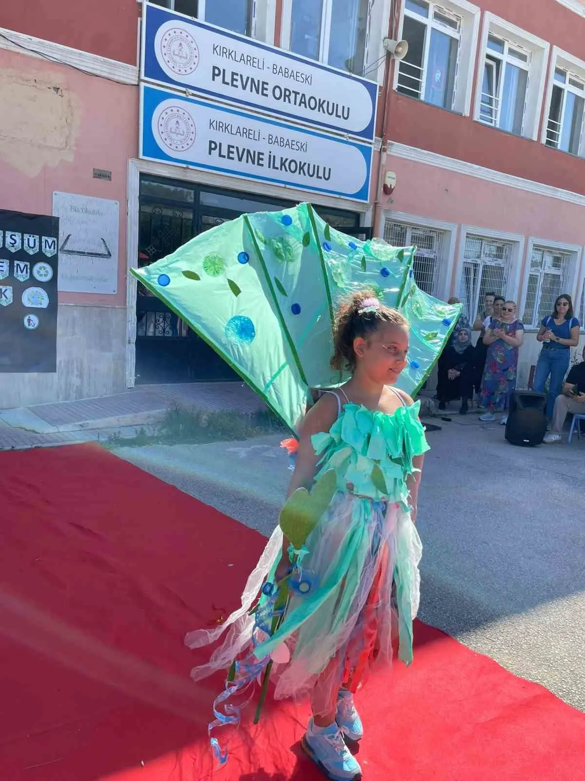 Çöp değil sanat eseri: Minik öğrencilerden podyumda çevreci mesaj