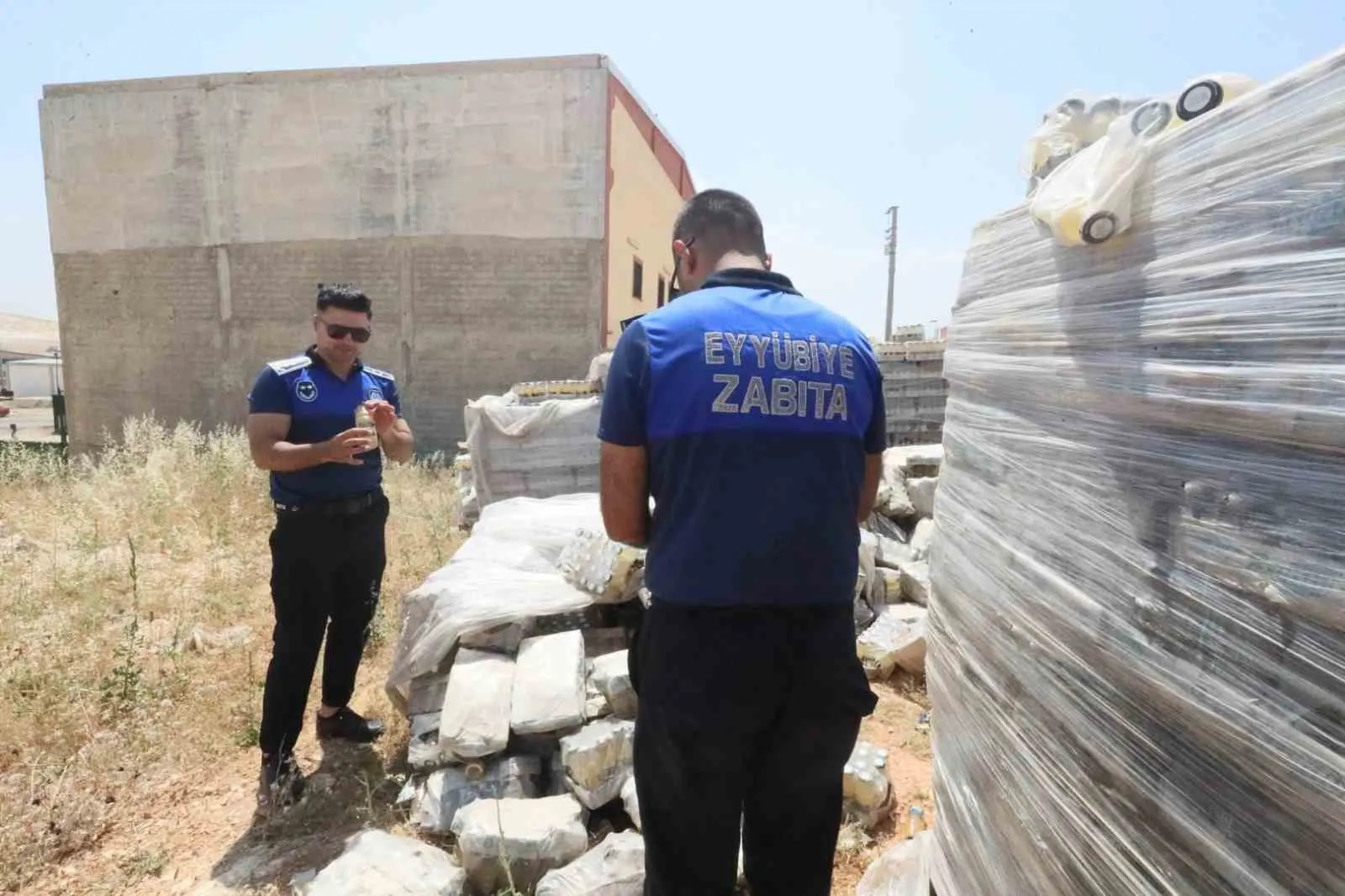 Eyyübiye'de zabıta operasyonu: Toptancının açık alanda sakladığı bozuk içecekler imha edildi