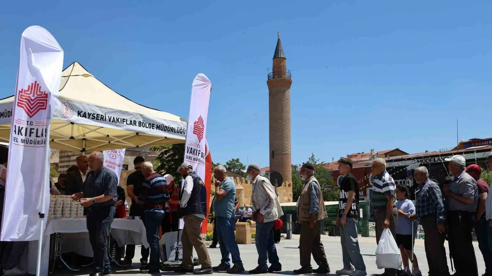Kırşehir’de Muharrem ayı bereketi: Cacabey Meydanı’nda binlerce kişiye aşure ikramı