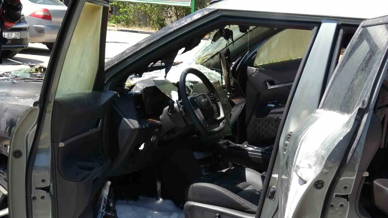 Malatya'da alışveriş merkezi otoparkında korkutan araç yangını