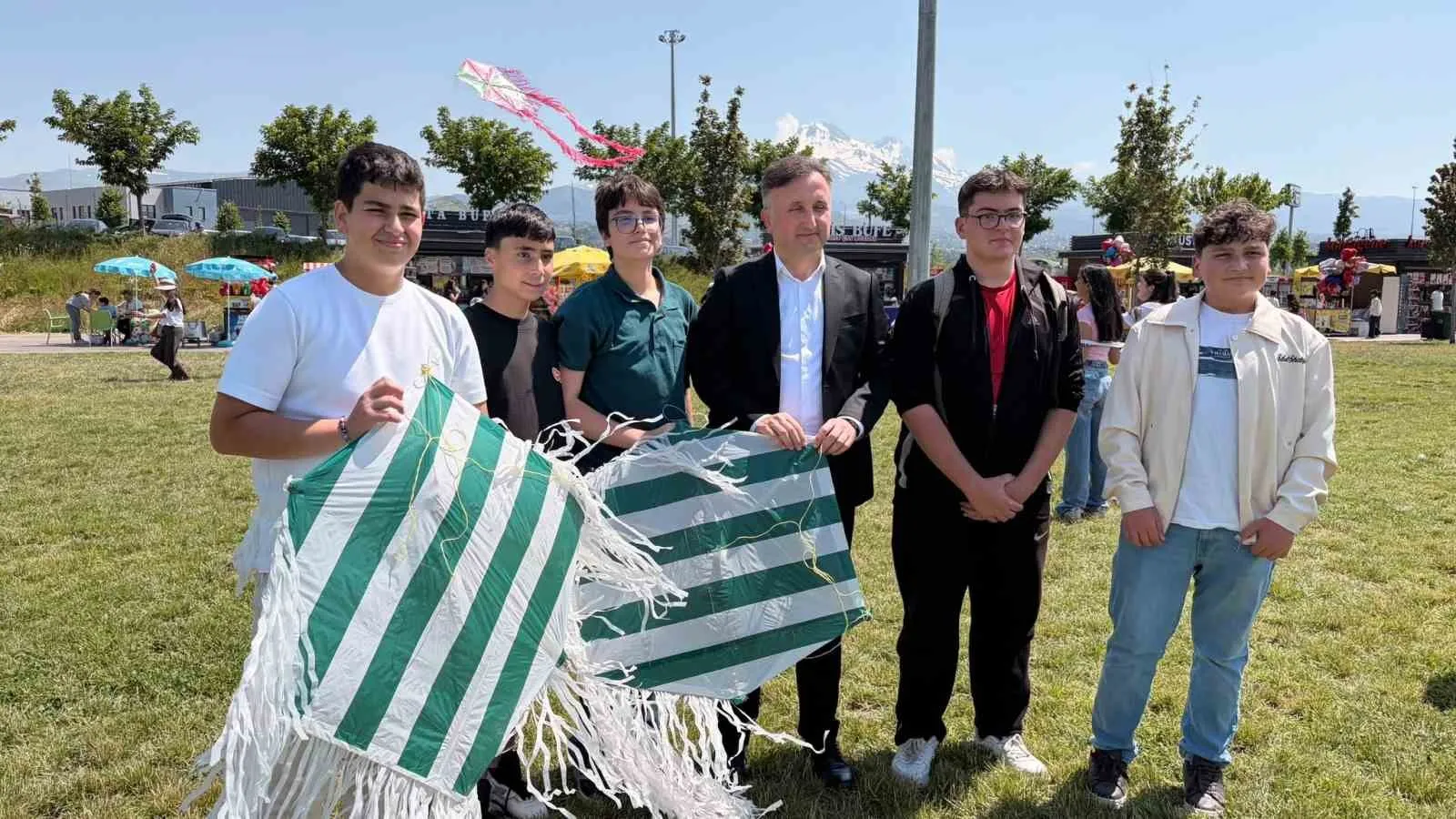 Kayseri'de gökyüzü şenlendi: 800 öğrenci bağımlılığa karşı uçurtma uçurdu