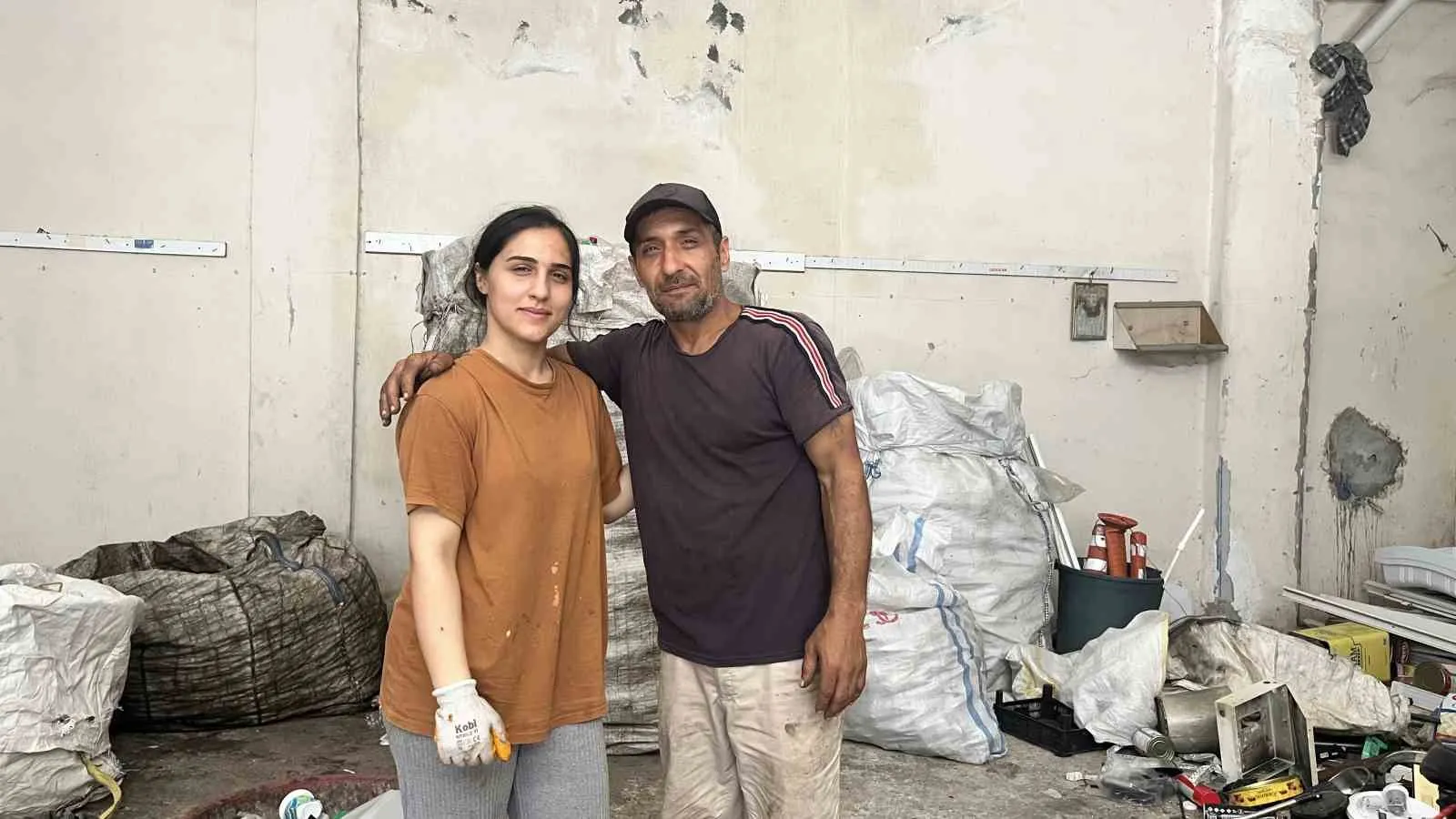 Adana sokaklarında 33 yıllık fedakarlık: Kağıt toplayarak okuttuğu kızı zirveye yerleşti