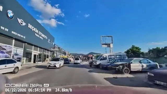 Bursa'da yürekleri ağza getiren dikkatsizlik: Düşürdüğü eşya için trafiği birbirine kattı
