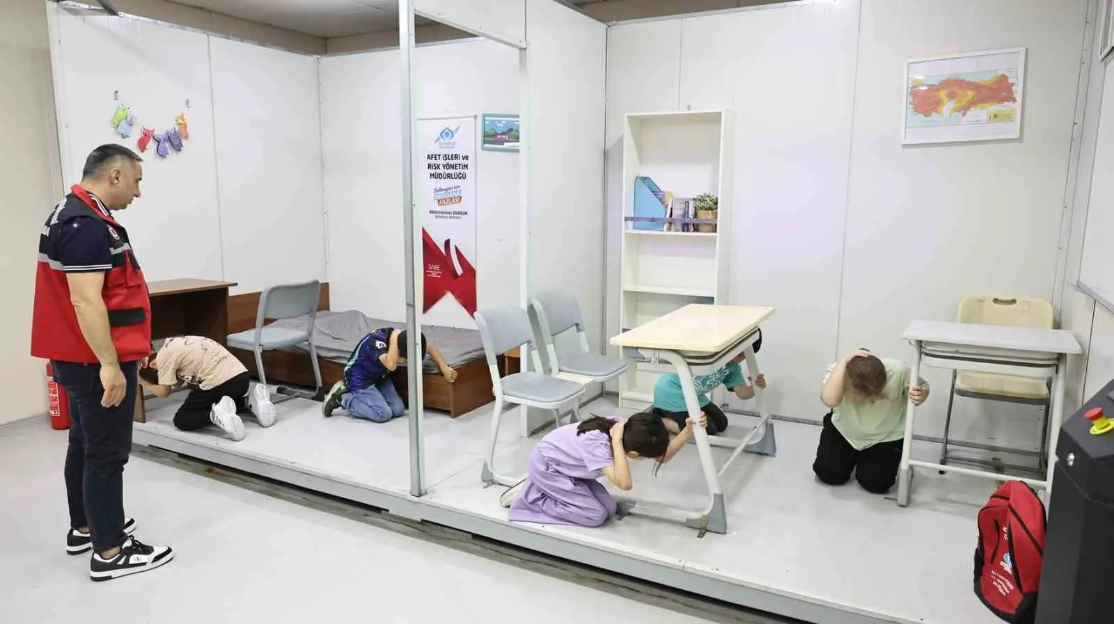 Sultangazili minikler afetlere ve trafiğe uygulamalı hazırlanıyor