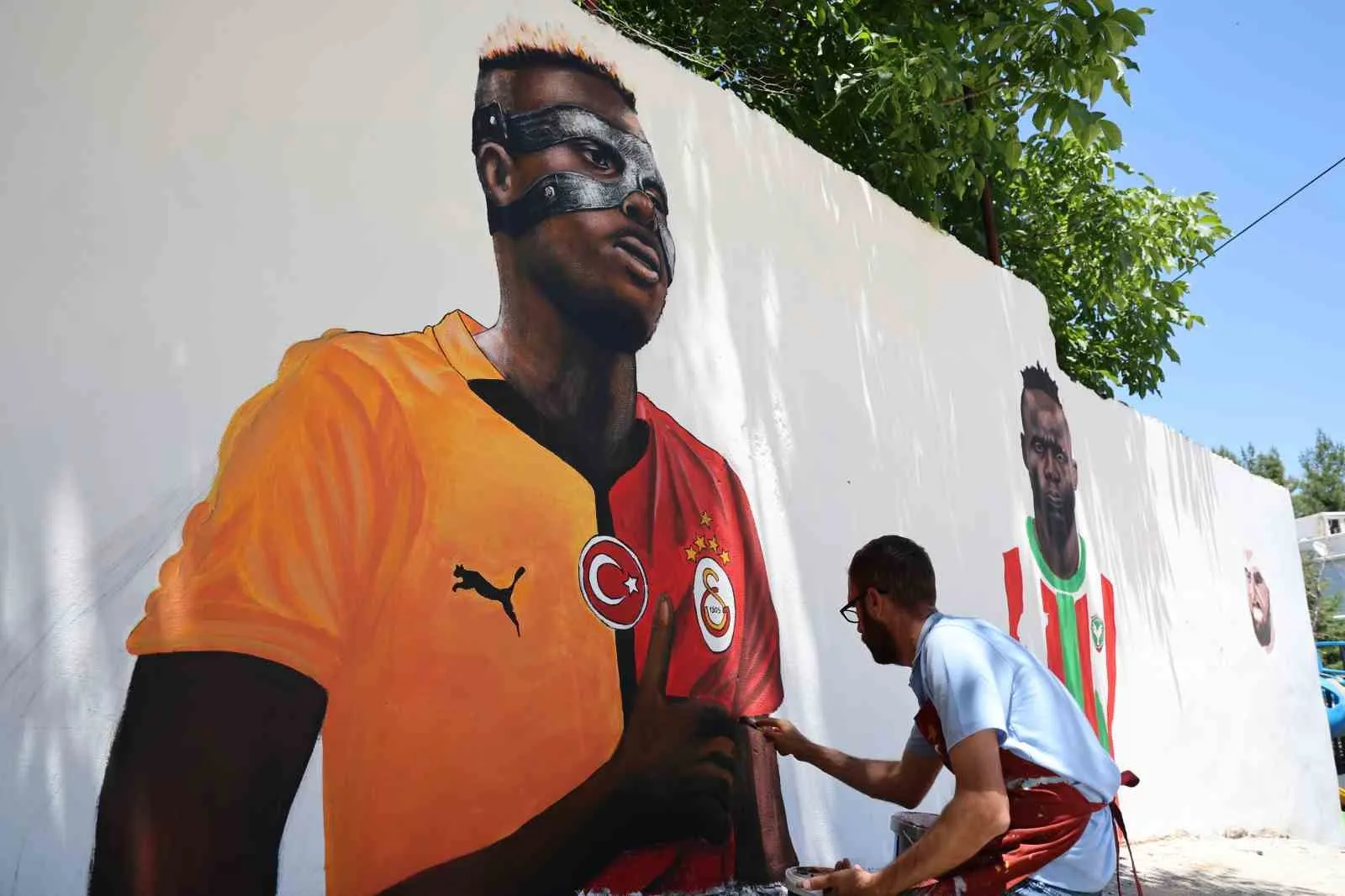 Diyarbakır sokaklarında dev buluşma: Yıldız futbolcular Eğil duvarlarına taşındı