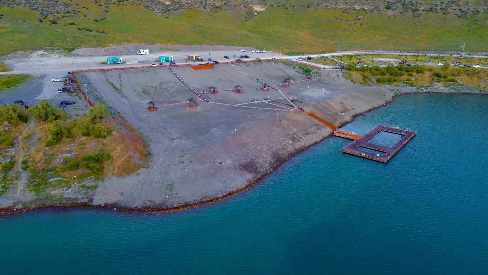Bozkırın ortasında mavi bir vaha: Karapınar’ın krater gölü tatilcilerin gözdesi oldu