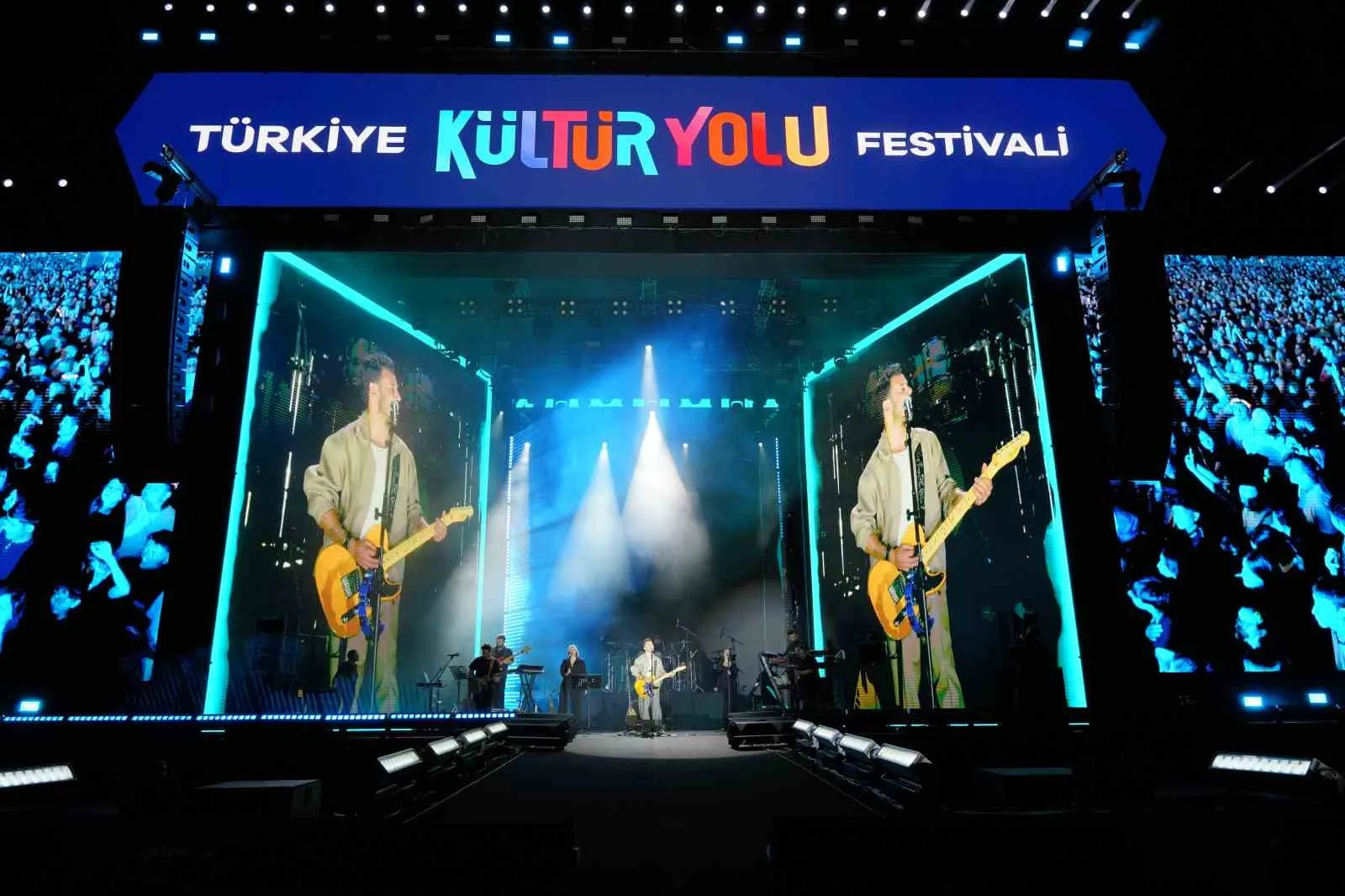Buray konserinde gergin anlar: Müzik sustu, yumruklar konuştu